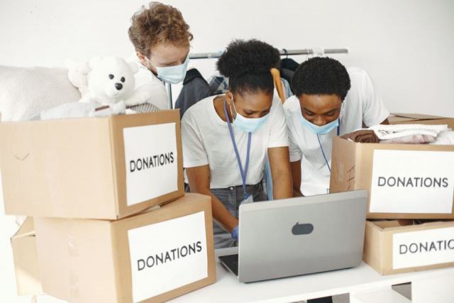 Dons aux associations : réduire son impôt tout en soutenant des causes utiles Dons aux associations : réduire son impôt tout en soutenant des causes utiles