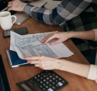 Calculer sa tranche marginale d'imposition Feuille de calcul et calculatrice posées sur une déclaration de revenus
